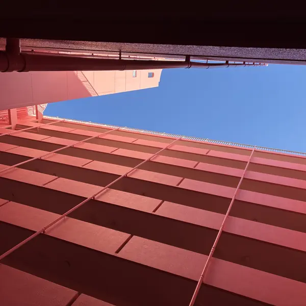 Rosa Haus, blauer Himmel